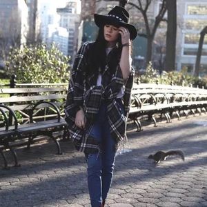 Free People Sweaters - LN Free People ADORABLE shawl/ruana one size Free People Sweaters - LN Free People ADORABLE shawl/ruana one size